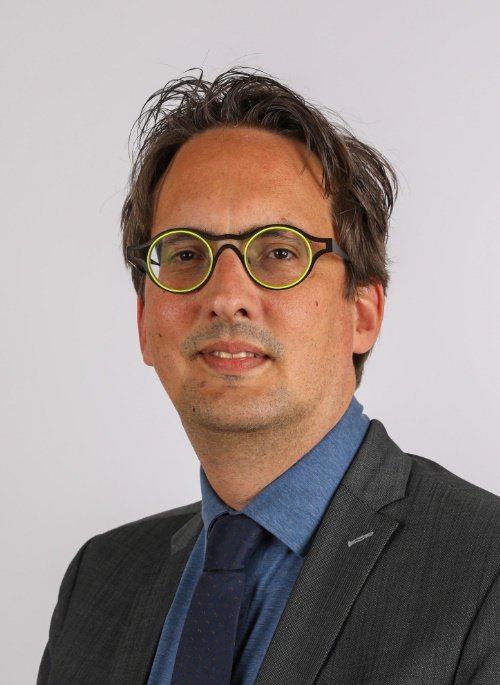 🎉 🎩 𝗠𝗶𝗰𝗵𝗶𝗲𝗹 𝗨𝗶𝘁𝗱𝗲𝗵𝗮𝗮𝗴 𝗻𝗶𝗲𝘂𝘄𝗲 𝗯𝘂𝗿𝗴𝗲𝗺𝗲𝗲𝘀𝘁𝗲𝗿 𝘃𝗮𝗻 𝗩𝗲𝗻𝗿𝗮𝘆 🎩 🎉

De gemeenteraad heeft Michiel Uitdehaag(43) voorgedragen als nieuwe burgemeester van Venray. 👏 
Uitdehaag is sinds januari 2016 burgemeester op Texel.