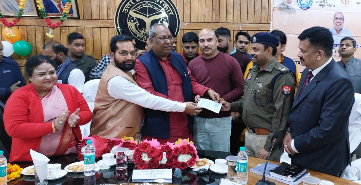 nishanktripath1's tweet image. पयागपुर थाना के अंतर्गत पयागपुर कस्बे में विगत दिनों हुई लूट कांड का पर्दाफाश करने पर पुलिस अधिकारियों को विधायक @subhashbjpbrhजी द्वारा  21000 रुपया का चेक @UPGovt के कैबिनेट/प्रभारी मन्त्री श्री @drSanjaykumarNishad जी ने पुलिसकर्मियों की प्रशंसा की व अपने हाथो से पुरस्कृत किया