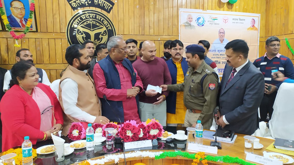 nishanktripath1's tweet image. पयागपुर थाना के अंतर्गत पयागपुर कस्बे में विगत दिनों हुई लूट कांड का पर्दाफाश करने पर पुलिस अधिकारियों को विधायक @subhashbjpbrhजी द्वारा  21000 रुपया का चेक @UPGovt के कैबिनेट/प्रभारी मन्त्री श्री @drSanjaykumarNishad जी ने पुलिसकर्मियों की प्रशंसा की व अपने हाथो से पुरस्कृत किया