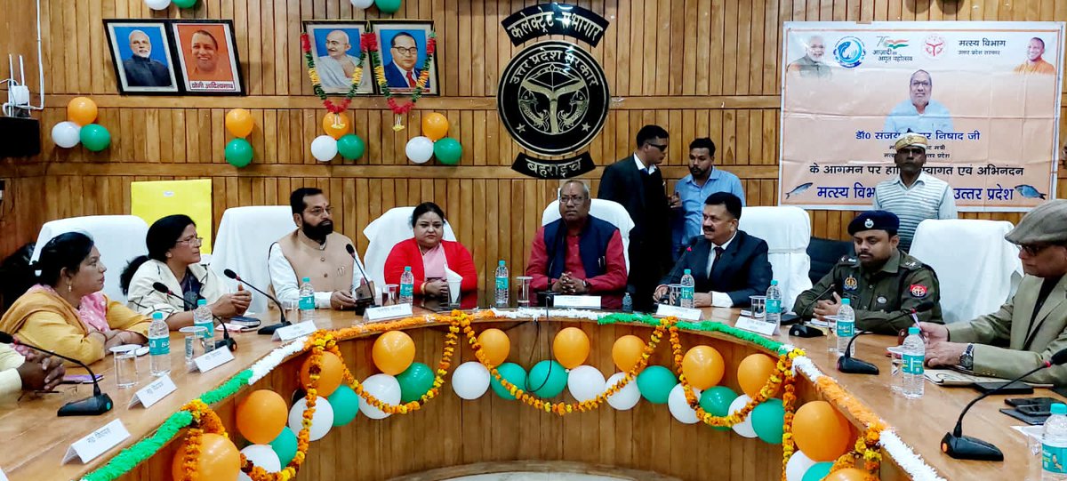 nishanktripath1's tweet image. पयागपुर थाना के अंतर्गत पयागपुर कस्बे में विगत दिनों हुई लूट कांड का पर्दाफाश करने पर पुलिस अधिकारियों को विधायक @subhashbjpbrhजी द्वारा  21000 रुपया का चेक @UPGovt के कैबिनेट/प्रभारी मन्त्री श्री @drSanjaykumarNishad जी ने पुलिसकर्मियों की प्रशंसा की व अपने हाथो से पुरस्कृत किया