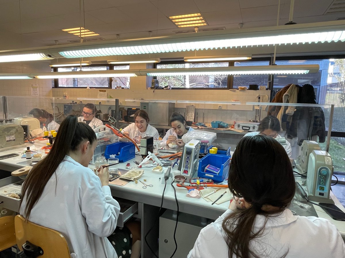 EVANGELINA_SA's tweet photo. Primera visita colabora@tic @IESMUribarri, jornada espero fructífera, mis compañeros han observado como utilizo las Tic en el ciclo de Prótesis dental (blog) espero que les sirva en sus clases @salamancainef @imgonsa Cristina, Beatriz y Ana @cfiesalamanca @CompDigEdu_SA @crfptic https://t.co/a7n22esJTH