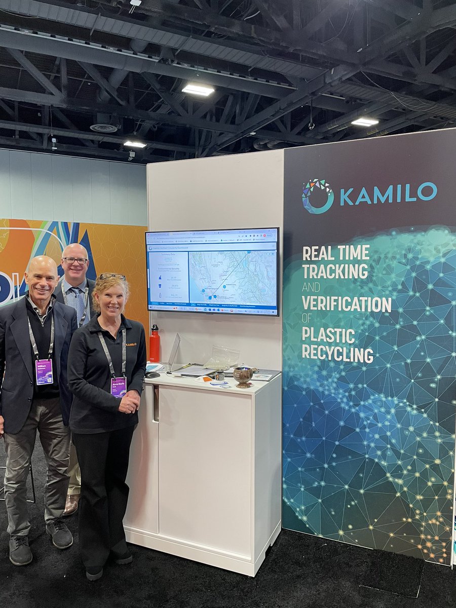 get_ChronoCards's tweet photo. The expo hall at #FedGIS is open! Come check out the @EsriStartups zone and learn about new solutions built on @Esri systems! https://t.co/aaqLNUIWWY