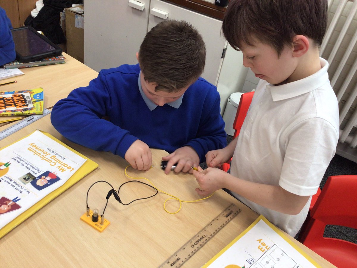 DeltaMerseyYr3's tweet photo. In DT, we sorted electrical items and non-electrical items, then made our own simple circuits using batteries, bulbs and wires 💡 🔋 @DeltaMersey #MPADT https://t.co/RRSASh59YE