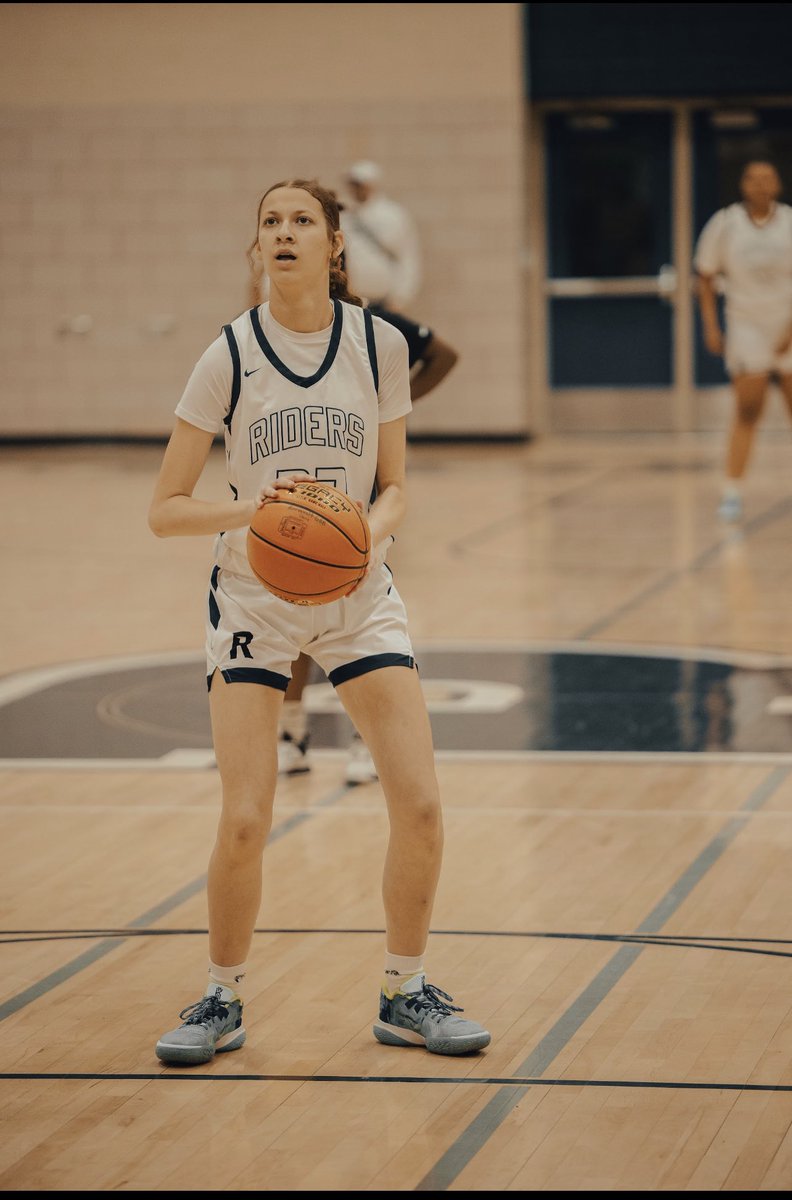 Gameday today vs. Hoover. We also want to wish a Happy birthday to our sophomore Olivia! We hope you enjoy your day and have a great game tonight! @oliviabaileyy_ 

📸 IG: @flixsbydrew