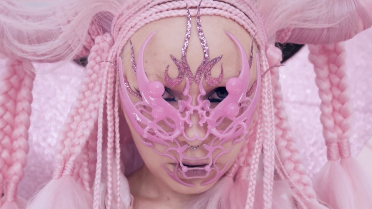 OwnUtopia's tweet photo. Aproveitando seu aniversário de 36 anos, Kerli lançou hoje o clipe de #21stCenturyKids. 🎀⚔️ https://t.co/0qwWIKB3LP
O single marca o primeiro trabalho da estoniana deste o álbum #ShadowWorks em 2019 e funciona como uma continuação de #ArmyOfLove, prometida em 2010. 💖✨ https://t.co/eV86SiRaVU