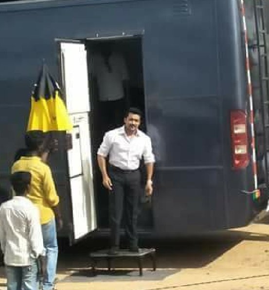 Dcccss1's tweet photo. @NithisRaina @AngryBhakth inga morning 10am na kullargal ulagathula avangalukku 5am bro anga than et 200cr oduchu https://t.co/PhhcOLIJHV