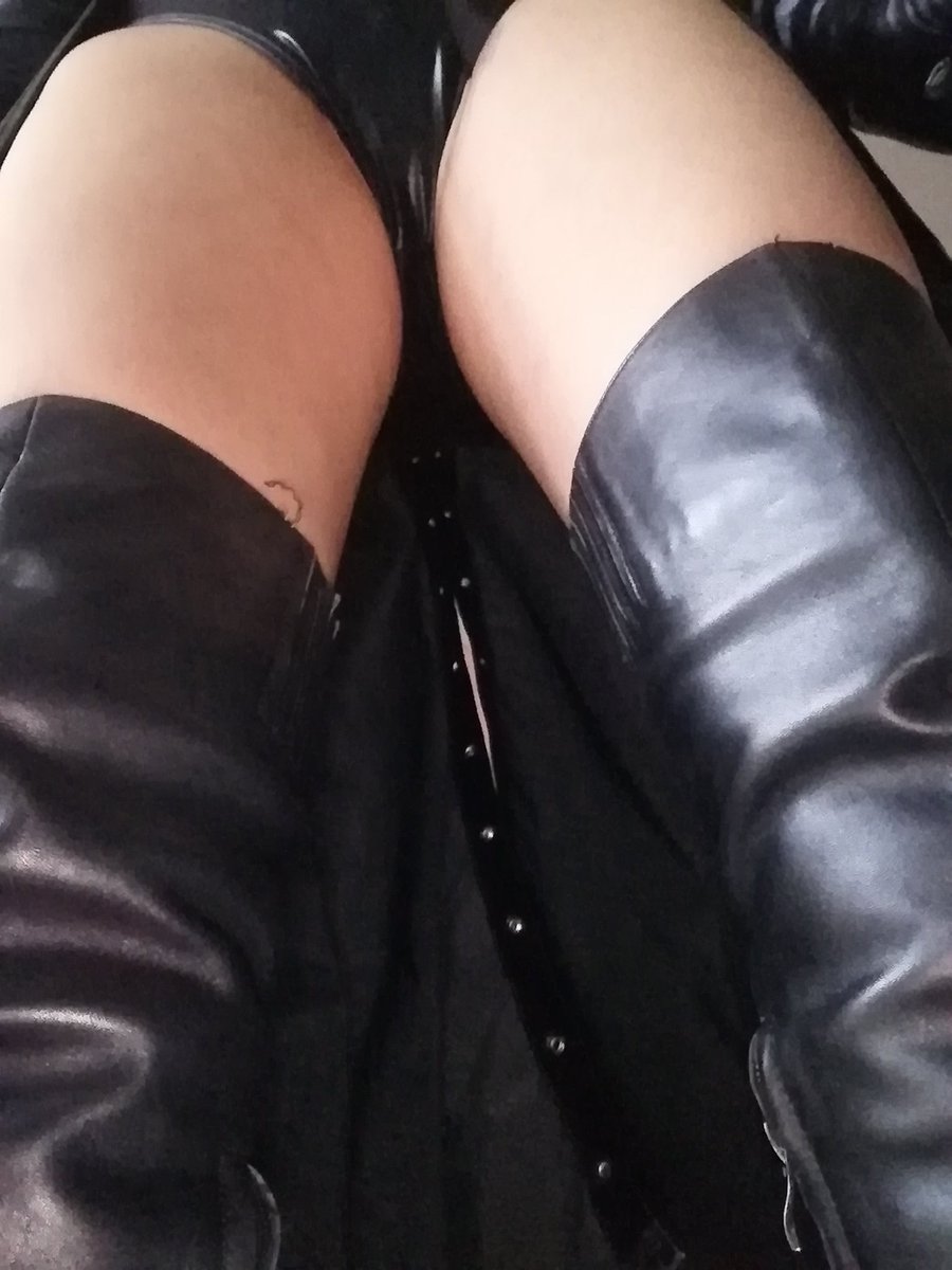 Divine26207256's tweet photo. Um das Geheimnis von Tiefe zu ergründen, darfst du zu mir nach oben schauen...#dominant #devot #subiectus1 https://t.co/w8CreWqtVp