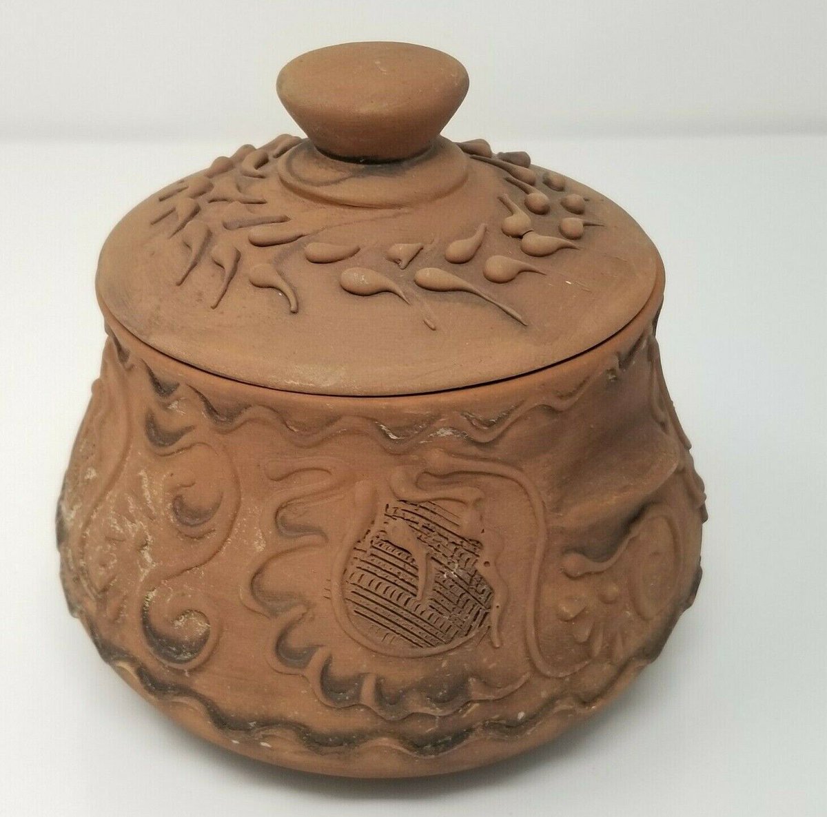 Where secrets used to be kept buried! Check out this vintage redware raindrop pot with lid. Measures 5' tall and wide. What secrets will you leave to rest?

ebay.com/itm/1449345961… #vintagepottery #secretsgalore #liddedpot #handmadepots #missouri_life #vintagefindsforsale