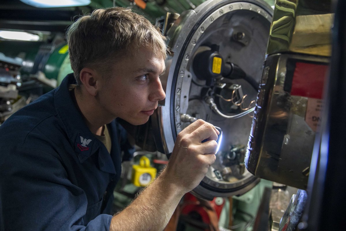 USNavy's tweet photo. A rare peak at what goes on in the #SilentService! ⚓ 

Sailors aboard #USSAnnapolis (SSN 760) conduct routine operations while underway in the #PhilippineSea.

Annapolis is in @US7thFleet area of operations to maintain a safe and open Indo-Pacific.

📸 by MCSN Darek Leary https://t.co/m6EgFleD7w