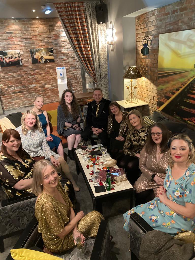 jasper_novel's tweet photo. Had the sparkliest ✨of nights out at London’s Savile Club last Friday night for @TheGEAcademy’s brilliant #BigHonk2023 party 🥳🎉! And what an absolute pleasure it was to meet ‘almost’ all of my wonderful GEA ‘writing family💛’ from the 12 month Writing for Children &amp; YA course. https://t.co/wFoVsdVvCg