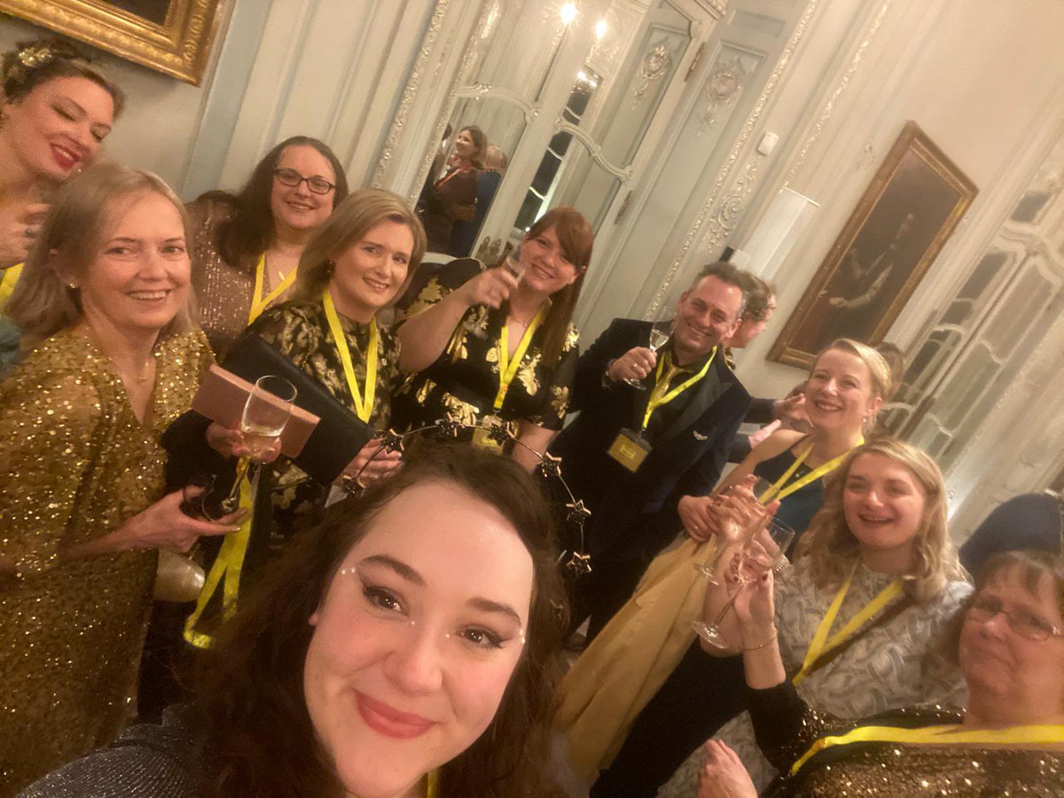 jasper_novel's tweet photo. Had the sparkliest ✨of nights out at London’s Savile Club last Friday night for @TheGEAcademy’s brilliant #BigHonk2023 party 🥳🎉! And what an absolute pleasure it was to meet ‘almost’ all of my wonderful GEA ‘writing family💛’ from the 12 month Writing for Children &amp; YA course. https://t.co/wFoVsdVvCg