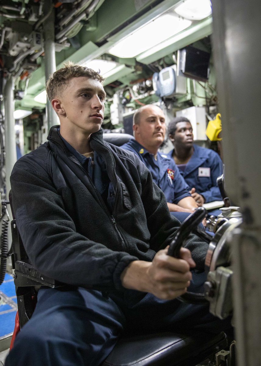 USNavy's tweet photo. A rare peak at what goes on in the #SilentService! ⚓ 

Sailors aboard #USSAnnapolis (SSN 760) conduct routine operations while underway in the #PhilippineSea.

Annapolis is in @US7thFleet area of operations to maintain a safe and open Indo-Pacific.

📸 by MCSN Darek Leary https://t.co/m6EgFleD7w