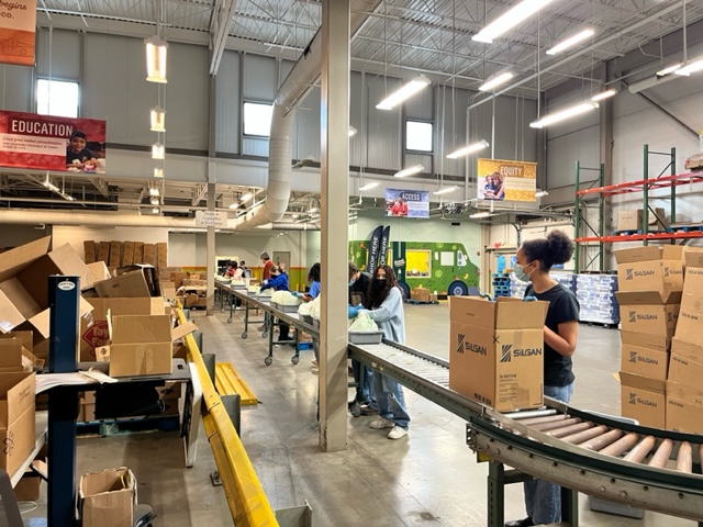 DCISchool's tweet image. A group of 11th/12th-grade students did some community service last week at the @foodbankmetrodc #repdmv #ibforall #giveback