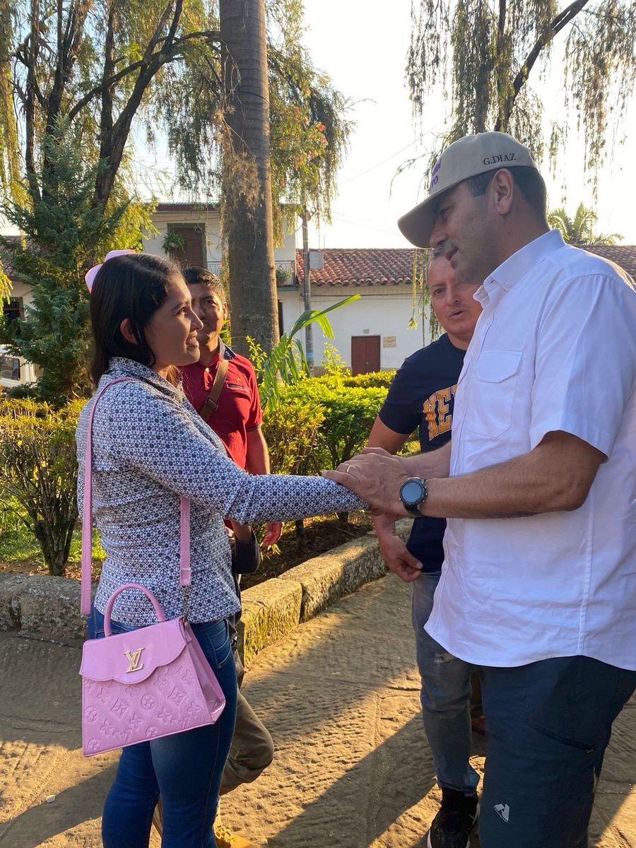 josueartex's tweet photo. #Santander no es #Rodolfista y muchos menos #Petrista mis amigos y mi familia van con @GralJuvenalDiaz https://t.co/MDFHpz3T9G