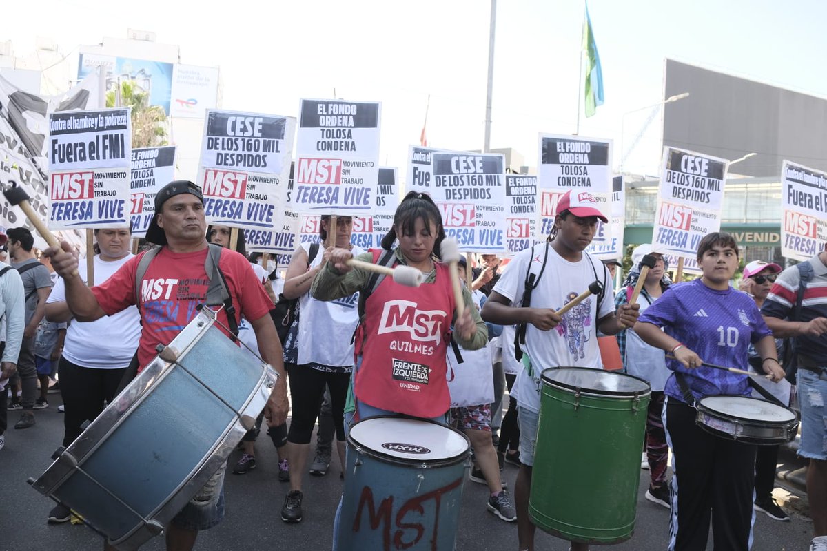 De la mano del FMI, Tolosa y el gobierno juegan con el plato de comida de 160 mil familias. 

Contra el hambre y la pobreza, los movimientos sociales salen otra vez 🔥