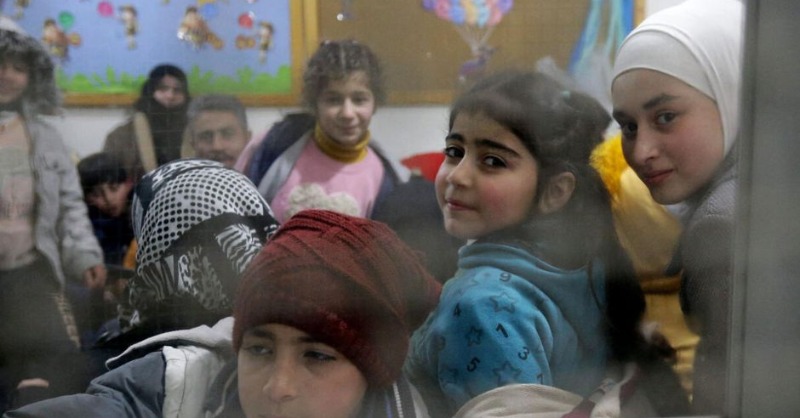 UNICEFMexico's tweet photo. El terremoto que sacudió Siria y Turquía es el más poderoso que ha azotado la región en casi 100 años. ⚠ 
La catástrofe ha desplazado a niñas, niños y a familias, dejándoles vulnerables. 
Tu puedes ayudar a la infancia en Siria, donando aquí: ⬇
📸 AFP