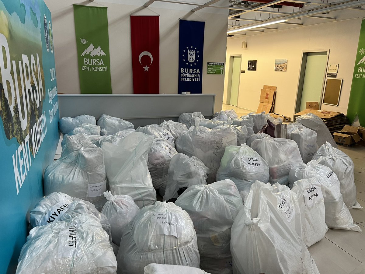 BursaKentKonsey's tweet photo. Bursa Kent Konseyi ailesi birlik oldu. Topladığımız yardımların ilk kısmını AFAD’a teslim edilmek üzere gönderdik. Deprem bölgesi için hazırlıklarımız devam ediyor. https://t.co/PdPemvnPPt