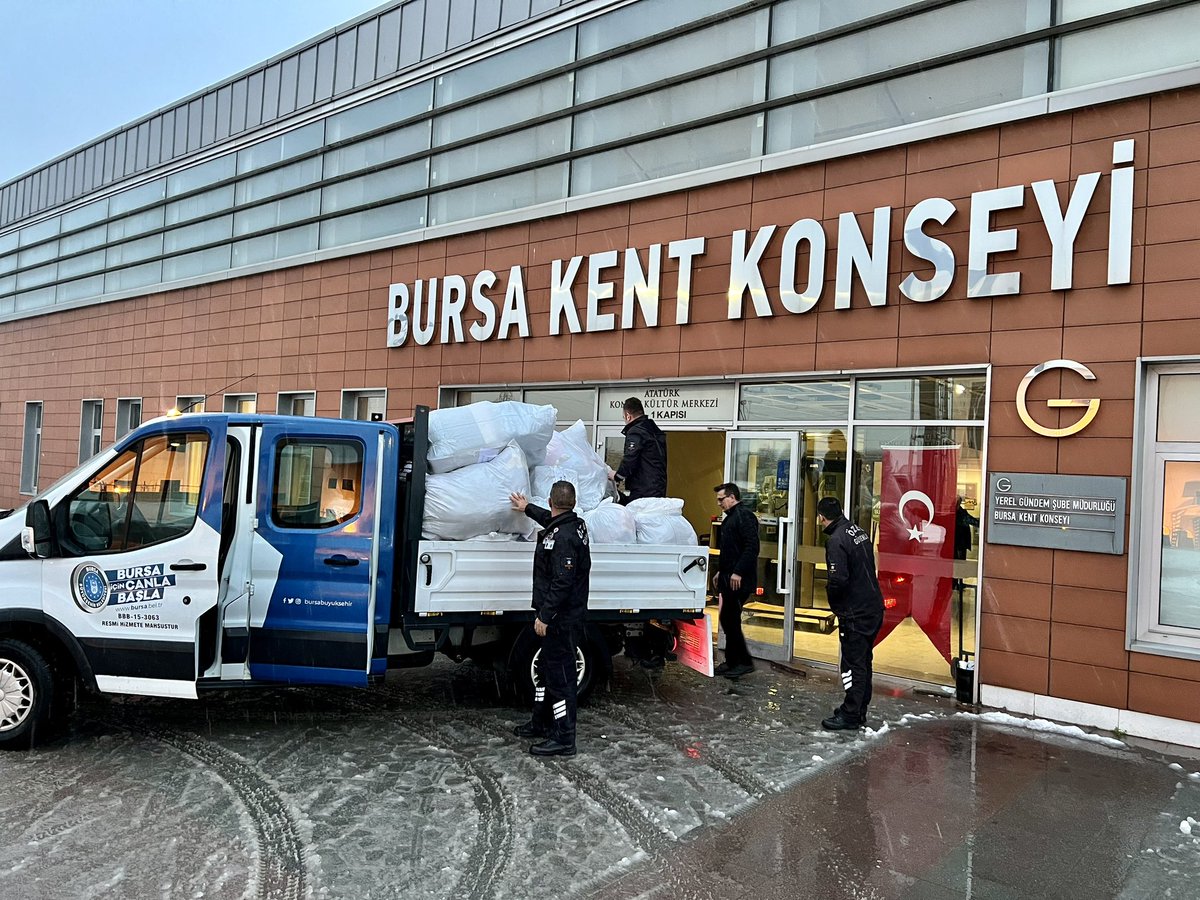BursaKentKonsey's tweet photo. Bursa Kent Konseyi ailesi birlik oldu. Topladığımız yardımların ilk kısmını AFAD’a teslim edilmek üzere gönderdik. Deprem bölgesi için hazırlıklarımız devam ediyor. https://t.co/PdPemvnPPt