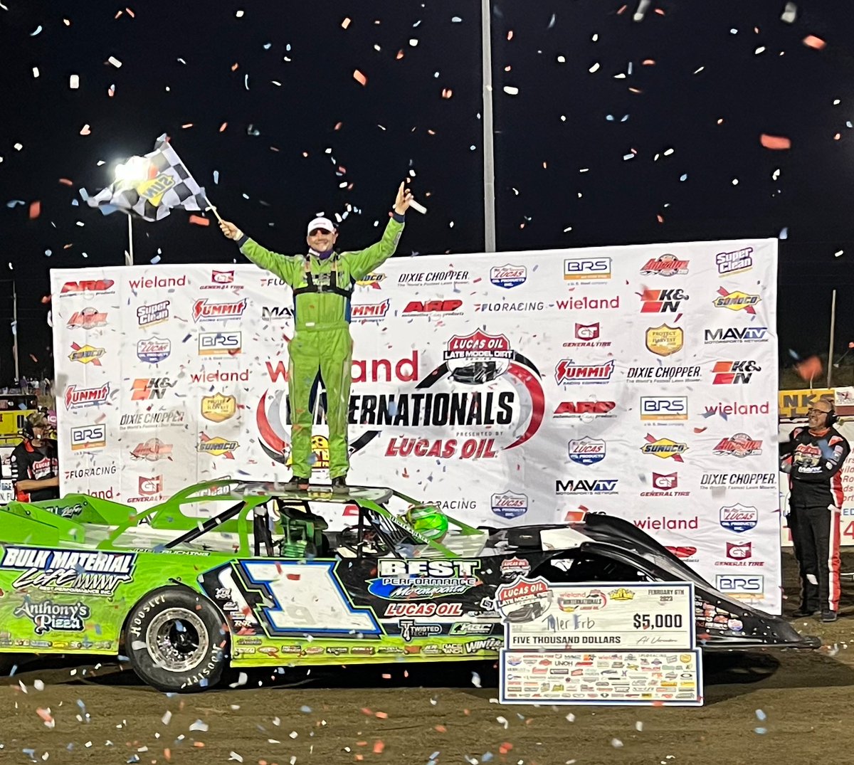 RacingProMedia's tweet photo. Tyler Erb strikes first to kick off the #Winternationals!

#TylerErb #HudsonONeal #TylerMillwood #LucasOil #LateModel #Dirt #Winner #Racing #Florida #Tampa #LucasOilLateModelDirtSeries #EastBayRacewayPark   #ClayByTheBay @Terbo_91 

https://t.co/cDkq45B8Ig https://t.co/7Y44VH1mNH