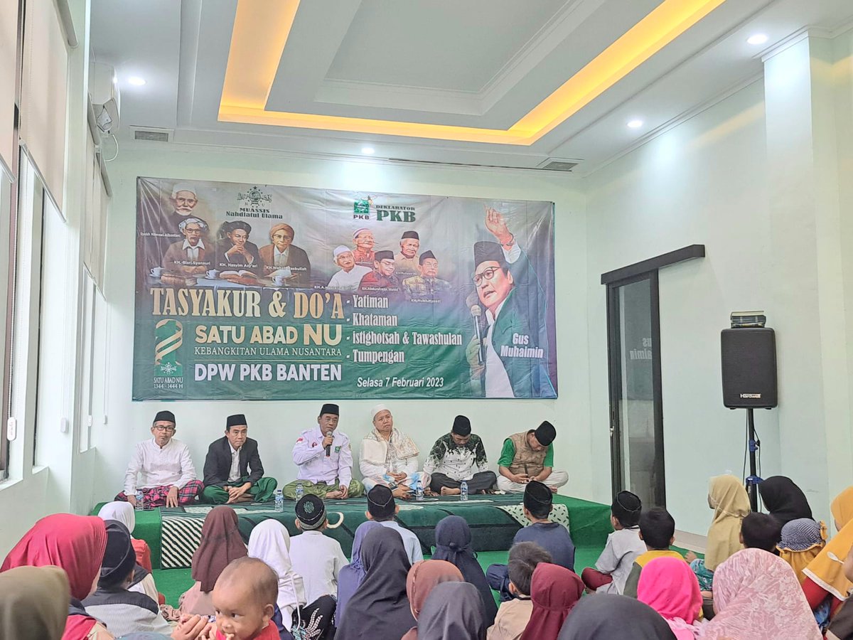 A_FauziFawaz's tweet photo. 1 abad NU; yatiman, hataman quran,  istighotsah, tahlil &amp; tawashul dg ulama pendiri dan penggerak NU, kami semua yakin PKB sbagai partai NU juga kelanjutkan perjuangan para masyayih pendiri NU, kami yakin NU bertahan karena doa dan keihlasan pendiri NU dan  ridlo dari Allah SWT. https://t.co/sXqtoGRf2b