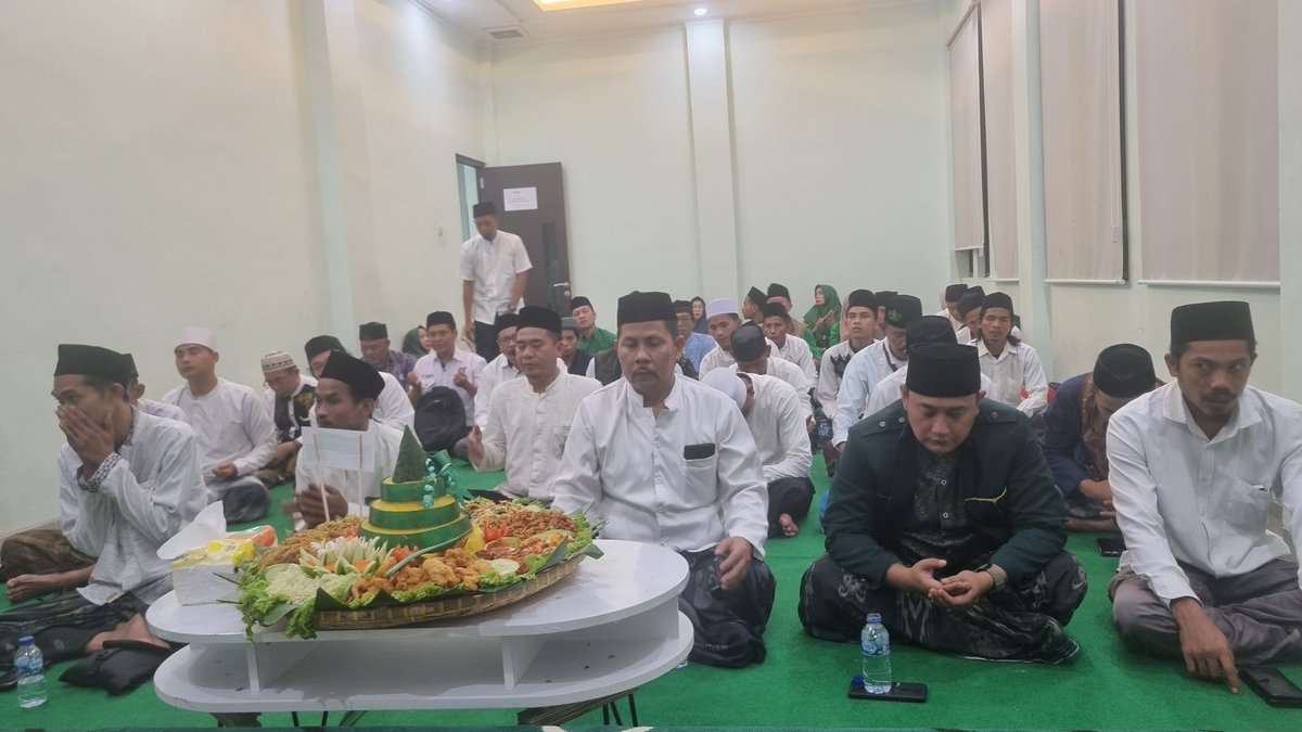 A_FauziFawaz's tweet photo. 1 abad NU; yatiman, hataman quran,  istighotsah, tahlil &amp; tawashul dg ulama pendiri dan penggerak NU, kami semua yakin PKB sbagai partai NU juga kelanjutkan perjuangan para masyayih pendiri NU, kami yakin NU bertahan karena doa dan keihlasan pendiri NU dan  ridlo dari Allah SWT. https://t.co/sXqtoGRf2b