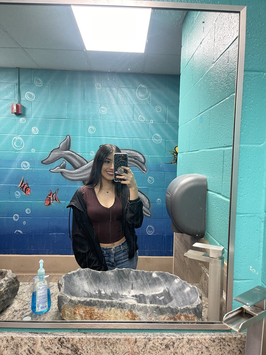 same pose, different vibe 🫶🏼