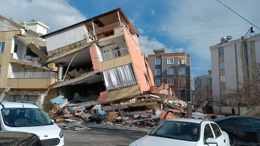 Arkadaşımız İrem Yavaş hala enkaz altında ve SESİ GELİYOR yardım istiyor. PERDELİ BALKONUN ALT TARAFINDA

Mehmet Akif mahallesi 549. Sokak no 7 Büyük emniyetin arka tarafı.
ADIYAMAN MERKEZ  #adiyamandeprem #AdıyamanYardımBekliyor <a href="/AFADBaskanlik/">AFAD</a> <a href="/haluklevent/">Haluk Levent ( Ahbap Ekibi )</a> <a href="/OguzhanUgur/">Oğuzhan Uğur</a>