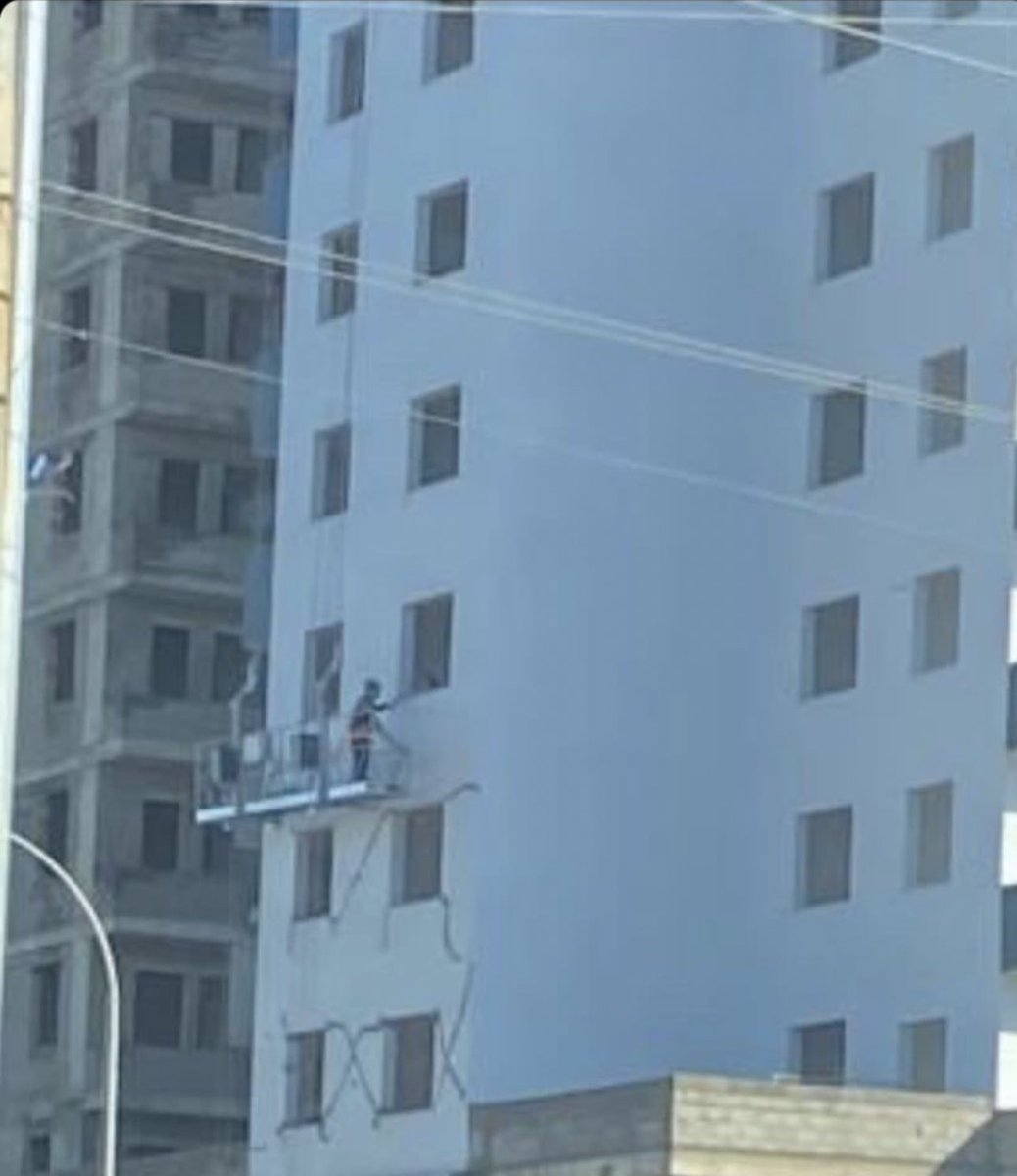 Adana Yüreğir’de depremden hasar gören binayı sıva yaparak, hasarları gizlemeye çalışan müteahhitler var!  Yatacak yeriniz yok! Bu binalar bu zihniyet yüzünden oldu!