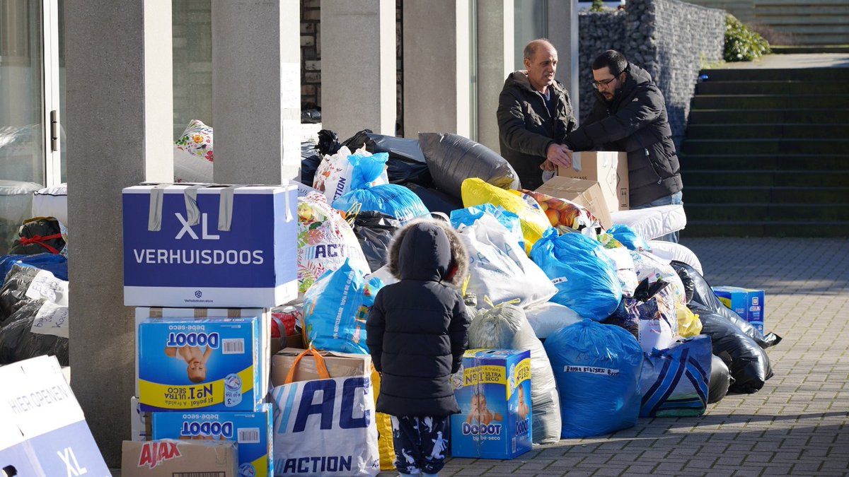 VIDEO | Achterhoekse Turken starten inzamelingsactie voor rampgebied. 'Heel veel Nederlanders die hier langskomen en spullen brengen' bit.ly/3YrtbgU
