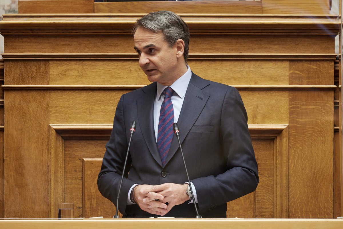 PrimeministerGR's tweet photo. Η τροπολογία για την προστασία της δημοκρατίας από εγκληματικές οργανώσεις και από πρόσωπα που εμφανίζονται έχοντας τον μανδύα πολιτικών κομμάτων, ενισχύει τη δημοκρατική λειτουργία. Η ψήφισή της λοιπόν συνιστά δημοκρατικό καθήκον κάθε πτέρυγας της εθνικής αντιπροσωπείας. #Βουλή https://t.co/E8MdKmDypz