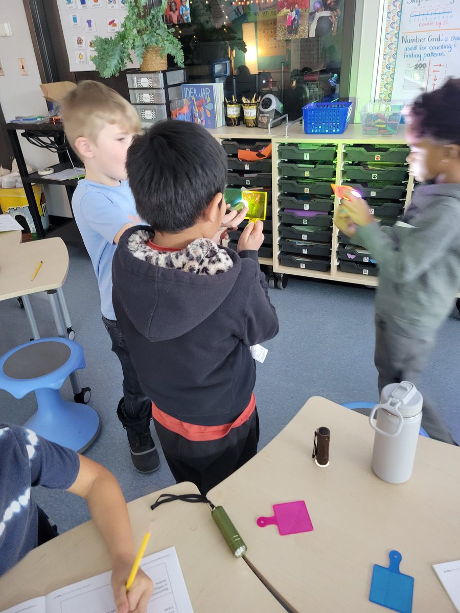 msdawsonteach's tweet photo. There's no end to exciting discoveries when 1st grade explores how light behaves when it shines on different objects! #IBattributes #inquirers @A2BryPatSchools @A2BryPatPTO @A2_IB https://t.co/0zsfnNpY1c