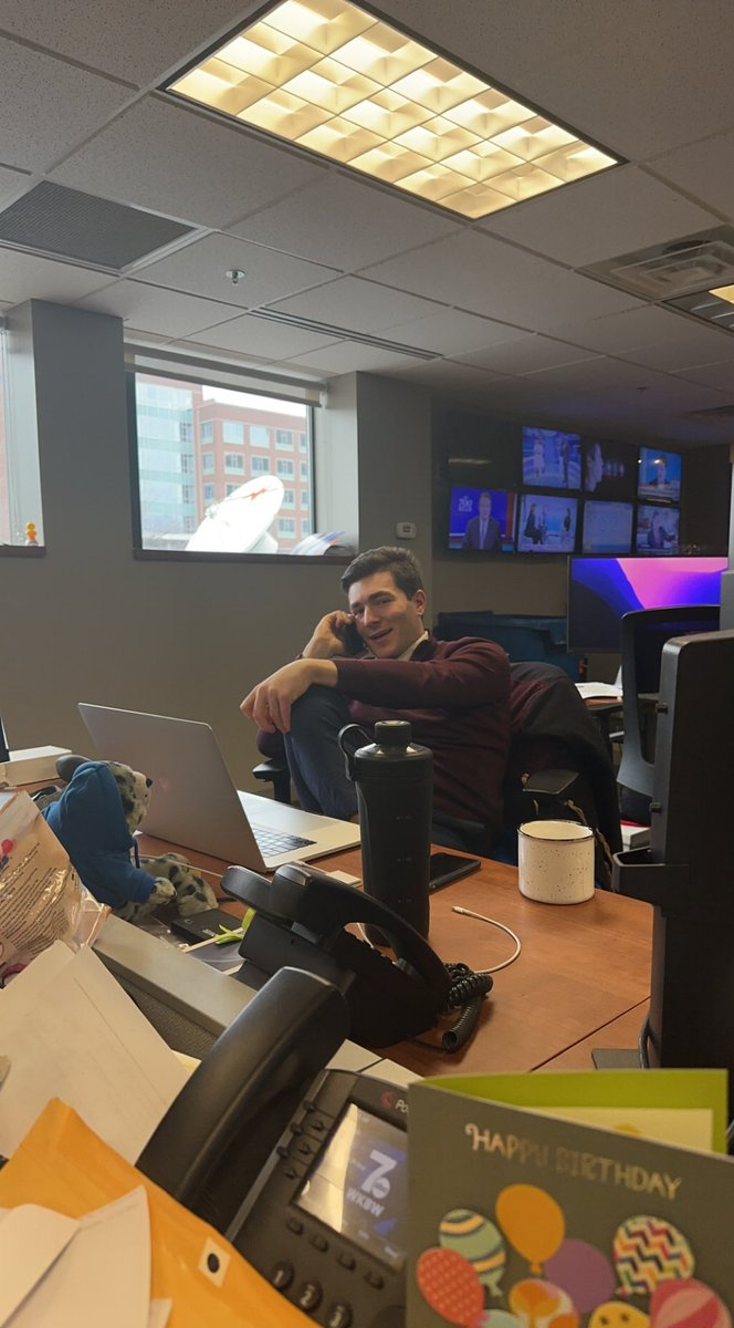 People who sit with their knees above/on the desk…. 🚩🚩🚩 <a href="/jckattato/">James Kattato</a>