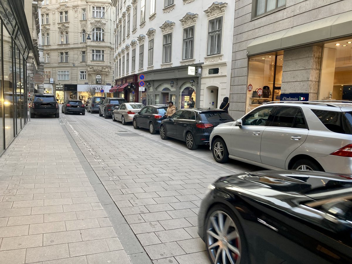 Wow, die neu gestaltete Begegnungszone am Bauernmarkt (1010 Wien) ist ja richtig toll geworden😍
Also für die Autos halt. Drei Minuten von U1/U3 Stephansplatz. #Klimamusterstadt