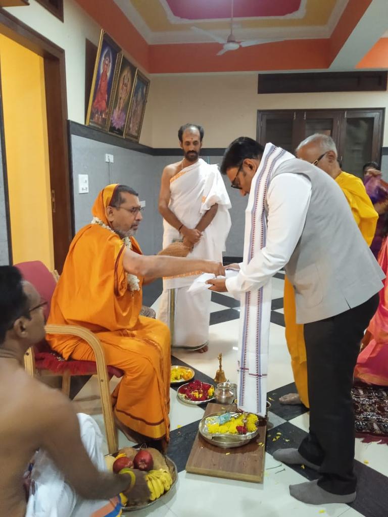 EdneerS's tweet photo. ಕರ್ನಾಟಕ ಸರ್ಕಾರದ ಆರೋಗ್ಯ ಸಚಿವರಾದ ಡಾ.ಸುಧಾಕರ್ ಪೂಜ್ಯ ಶ್ರೀಗಳನ್ನು ಭೇಟಿಯಾಗಿ ಆಶೀರ್ವಾದ ಪಡೆದರು.ಈ ಸಂದರ್ಭದಲ್ಲಿ ಖ್ಯಾತ ಜ್ಯೋತಿಷಿಗಳಾದ ಶ್ರೀ ದ್ವಾರಕನಾಥ್ ಉಪಸ್ಥಿತರಿದ್ದರು...
@mla_sudhakar https://t.co/vMoYKjMwFX