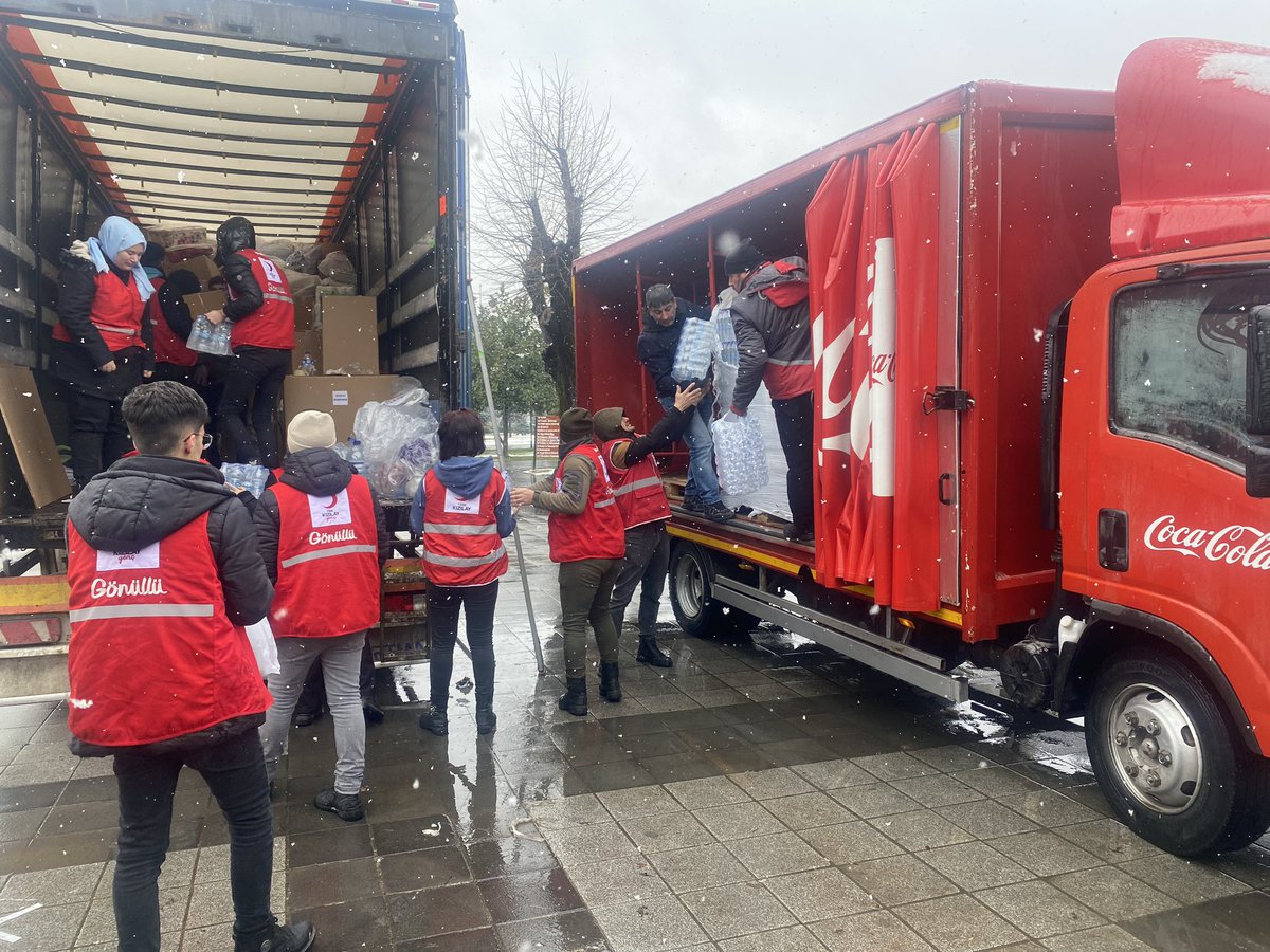 KizilayDuzceSb's tweet photo. Kızılay’ ımızın deprem bölgelerinde yürüttüğü faaliyetlerimize destek olarak Düzce Valiliği bahçesinde bulunan tırımıza bağışta bulunan NRSE A.Ş. Coca-Cola Düzce Bayii’ ye teşekkür ederiz.

Kızılay Düzce Şubesi Yönetim Kurulu https://t.co/BHrybaLUOo