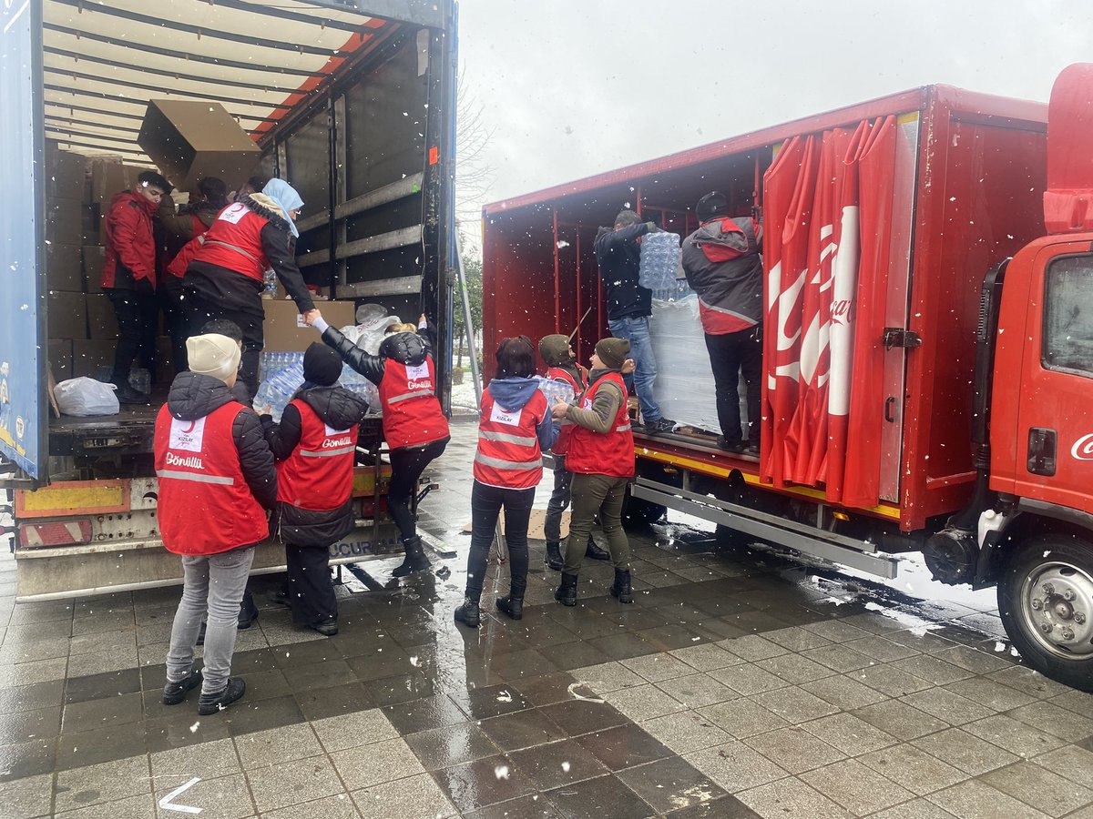 KizilayDuzceSb's tweet photo. Kızılay’ ımızın deprem bölgelerinde yürüttüğü faaliyetlerimize destek olarak Düzce Valiliği bahçesinde bulunan tırımıza bağışta bulunan NRSE A.Ş. Coca-Cola Düzce Bayii’ ye teşekkür ederiz.

Kızılay Düzce Şubesi Yönetim Kurulu https://t.co/BHrybaLUOo