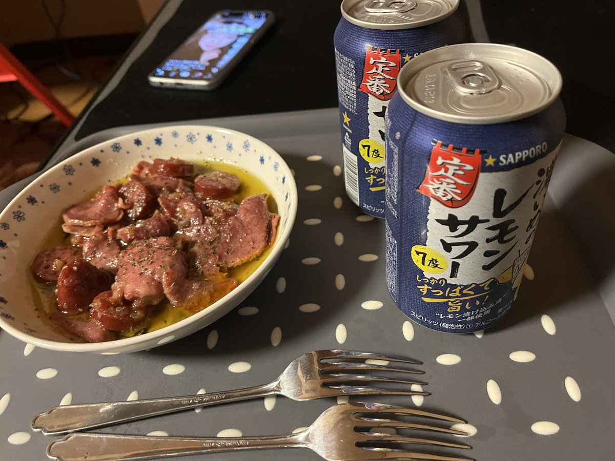 rii_619_'s tweet photo. 酒のみてえ言われたからあるものでおつまみ。
アヒージョっぽいやつ https://t.co/L9x0FHOE6I