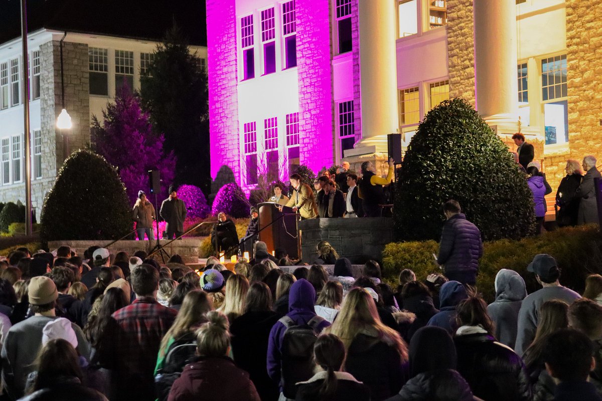 ryanlsauer's tweet photo. About 2,000 people gathered on JMU's Quad on Sunday night to honor the lives of students John "Luke" Fergusson, Nicholas Troutman and Joshua Mardis.  https://t.co/T2hCuM9P8Z https://t.co/z7mfdsFN2h