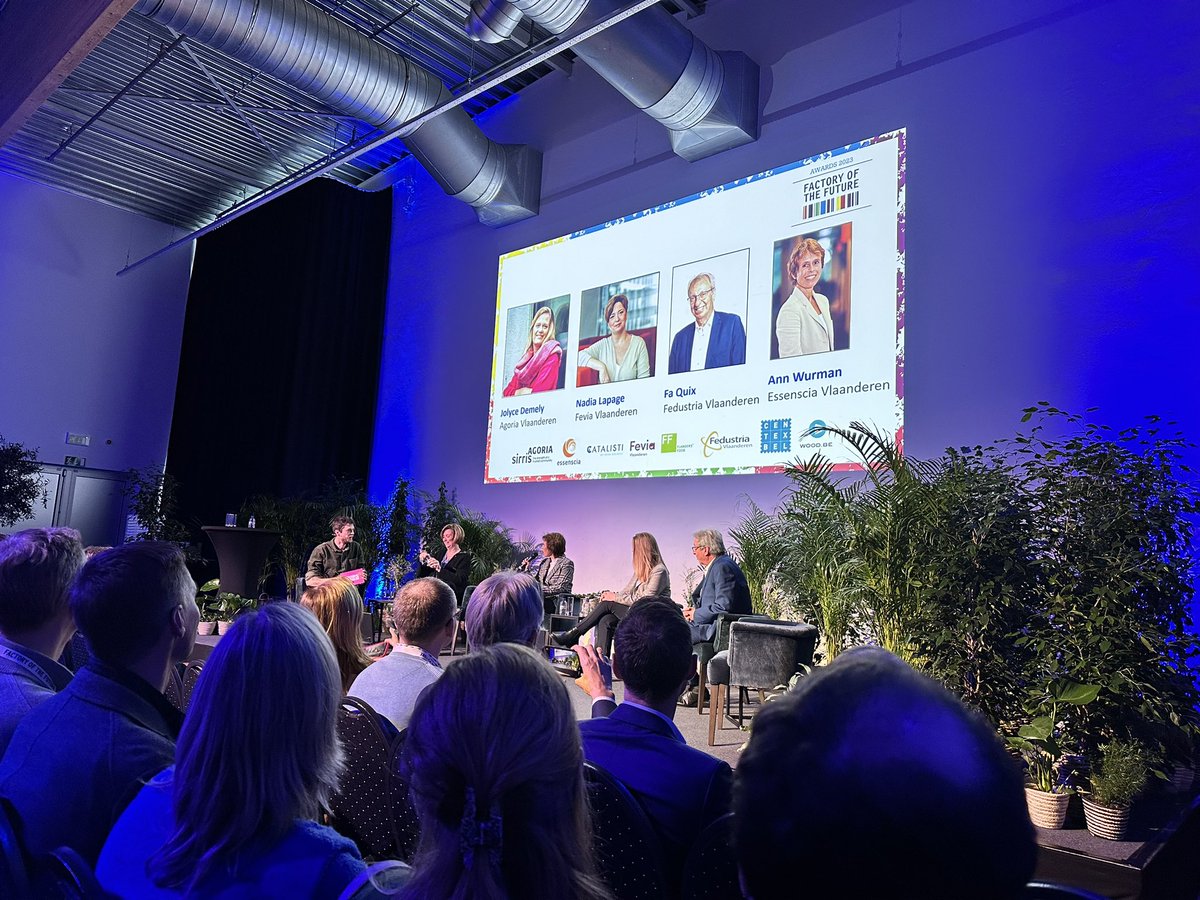 #factoryofthefuture awards ceremony met <a href="/NadiaLapage/">Nadia Lapage</a> die de voedingsindustrie vertegenwoordigt en het belang aanhaalt om te blijven innoveren om concurrentieel te blijven