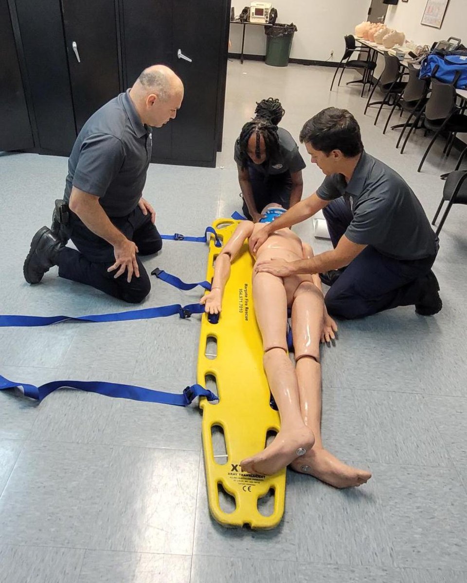 Lifting and moving patients is a critical part of these first responder's training.

#emtstudents #emttraining #paramedics #firstreponders #paramedictraining #paramedicstudents