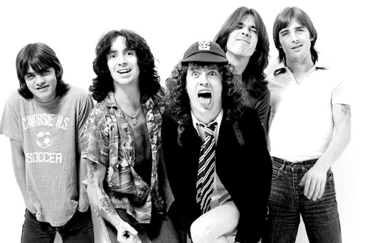 AcebalAriel's tweet photo. El mismo día y del mismo año, #ACDC ⚡️ con #BONSCOTT interpretan #TouchTooMuch en el programa de televisión del Reino Unido Top of the Pops. Lamentablemente, esta sería la última actuación en vivo de Bon, ya que falleció doce días después. https://t.co/sQEDc7aHfq