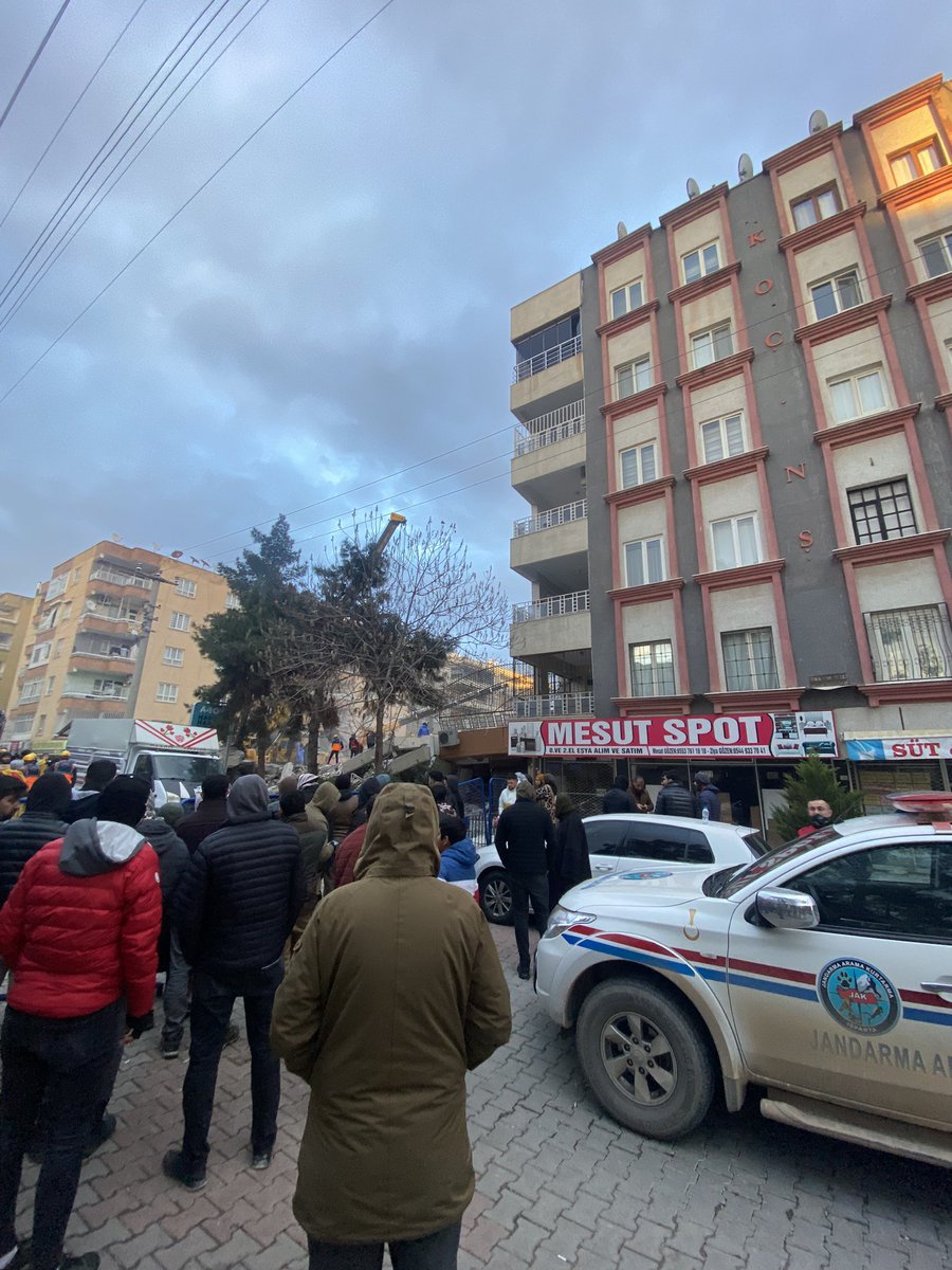 Şanlıurfa Haliliyede a ve b bloklu yan yana olan İbrahim şelli Apt a bloğunda hiçbir sıkıntı yokken b bloğunda deprem oldu b bloğunun Altında #A101 açıldığı zaman Kolonların kesildiği oynandığı iddiası var Allah enkaz altında kalanların yardımcısı olsun.
#deprem #YardımCağrısı