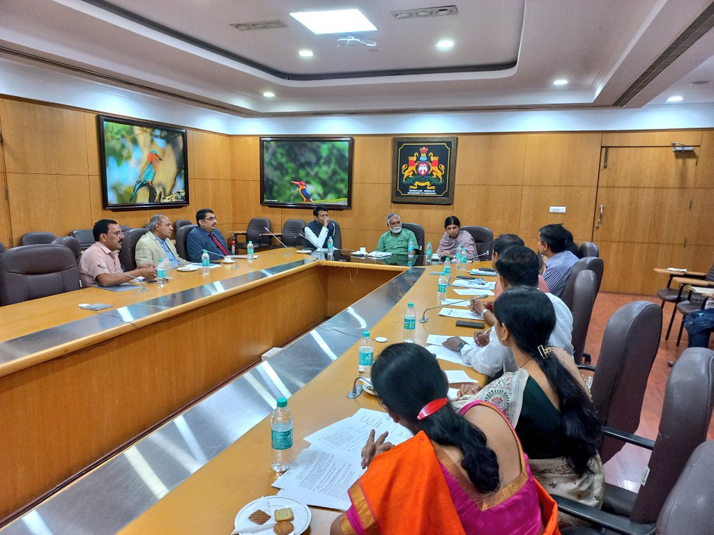 BCNagesh_bjp's tweet photo. 15,000 ಪ್ರಾಥಮಿಕ ಶಾಲಾ ಶಿಕ್ಷಕರ (6-8) ನೇಮಕ ಪ್ರಕ್ರಿಯೆಯನ್ನು ಆದಷ್ಟು ಬೇಗ ಪೂರ್ಣಗೊಳಿಸುವುದಕ್ಕೆ ಸಂಬಂಧಿಸಿದಂತೆ ಸರ್ಕಾರದ ಮುಖ್ಯ ಕಾರ್ಯದರ್ಶಿಗಳು, ಅಡ್ವೊಕೇಟ್ ಜನರಲ್, ಕಾನೂನು ಇಲಾಖೆ ಮತ್ತು ಶಿಕ್ಷಣ ಇಲಾಖೆಯ ಉನ್ನತ ಅಧಿಕಾರಿಗಳೊಂದಿಗೆ ವಿಧಾನಸೌಧದಲ್ಲಿ ಸಭೆ ನಡೆಸಲಾಯಿತು. https://t.co/CafjbhbBve