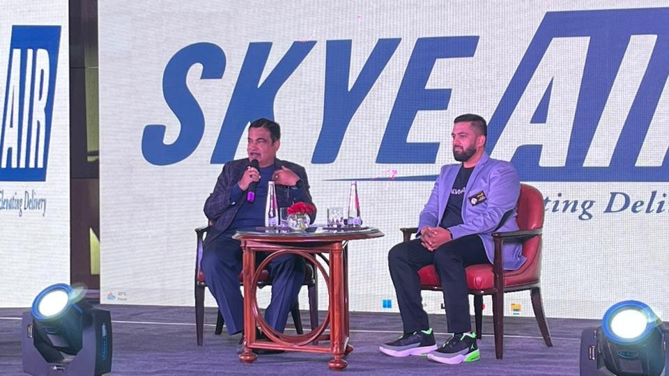 air_skye's tweet photo. Hon'ble Minister of @MORTHIndia Shri @nitin_gadkari ji congratulates Skye Air for the Grand Launch of the Most Advance UTM System - Skye UTM.
#skyeair #utm #skyeutm #drone #trafficmanagementsystem #skyeairreveal2023 #airmobility
@FinMinIndia
@MoCA_GoI
@minmsme https://t.co/pvkIOib5rM
