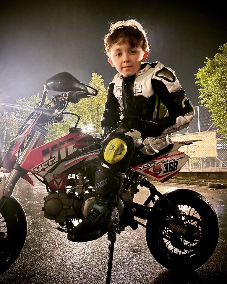 geroenmoto's tweet image. Buen día desde Colombia 🇨🇴 !!! 

Gracias a todos los que me siguen por acá 🤩, en Instagram😎 y Facebook, a los que me apoyan y acompañan en este sueño 🏁🔥✊🏼 

#RoadToMotoGP 
#FelizMiercoles 
#EstrenoAllStar 
#HogwartsLegacy