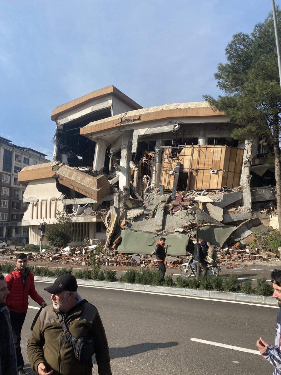 meldemm1's tweet photo. Bugün yaşadığım şehire baktım simgesi olan her şey yok olmuş habib-i neccar  meclis saray caddesi antakya lisesi kültür merkezi evlerimiz işlerimiz en acısıda arkadaşlarımız kardeşlerimiz hiç biri yok kocaman bir enkazda bir başımızıyayız bu şehir hiç bu kadar soğuk olmad #Hatay https://t.co/IhSEq09AM7
