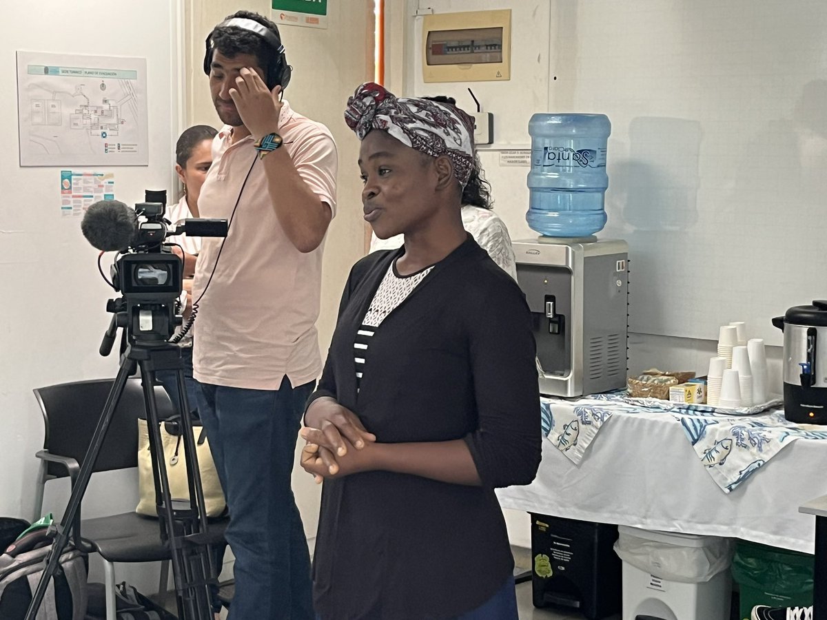 VRIUNAL's tweet photo. ¿Cambia la @UNALOficial la vida de las personas? la señora Maria viene de Tadó (Choco) a despedir a su hija a después de completar su formación #PEAMA en filología e idiomas iniciado en @TumacoUNAL y que continuará en @un_bogota.

Semana de la Investigación en @TumacoUNAL https://t.co/wnYG7zujwh