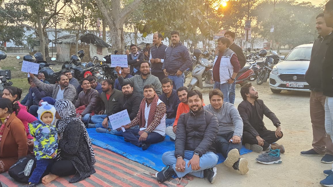 सिद्धार्थ नगर में तीन दिवसीय धरने का दूसरा दिन ✌️✌️

#आकांक्षी जिलों से अन्तर्जनपदीय स्थानांतरण के लिए  शान्तिपूर्ण सत्याग्रह l
#aspirationaldistricttransfer 
<a href="/MH4pVVnFv1ohMGe/">राष्ट्रीय शैक्षिक महासंघ श्रावस्ती</a> 
@rsmup_tweet 
<a href="/AdityaRSM/">Aditya Kumar Shukla</a>