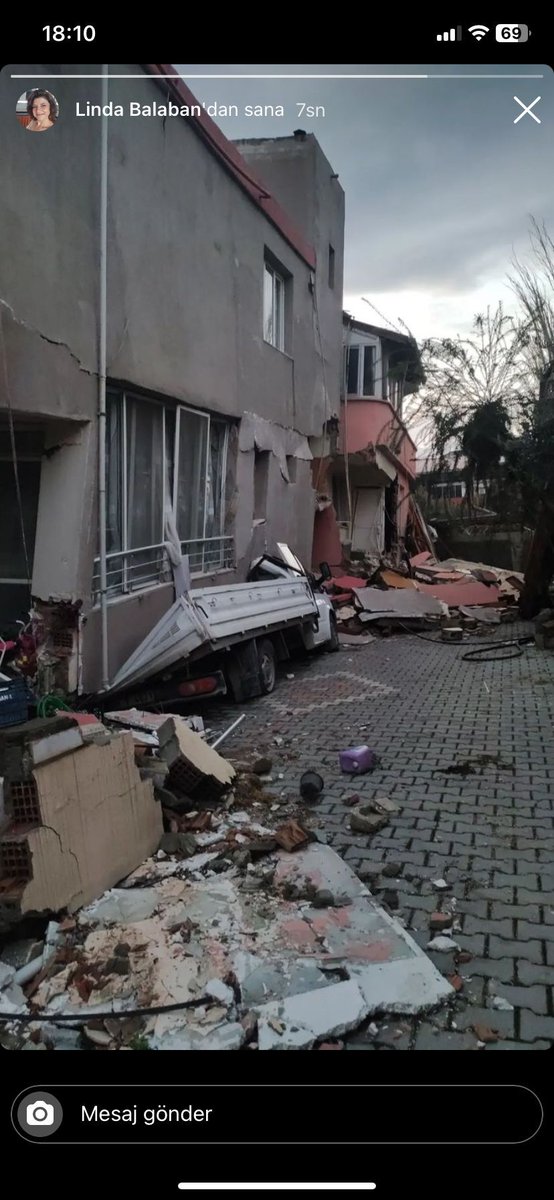 hennamoons's tweet photo. Arkadasimin srkadasina ulasamiyoruz yayalim arkadaslar enkaz altinda kalmis #deprem #hatayyardimbekliyor #seferberlik #afaddeprem https://t.co/zfFVI3Vwn2