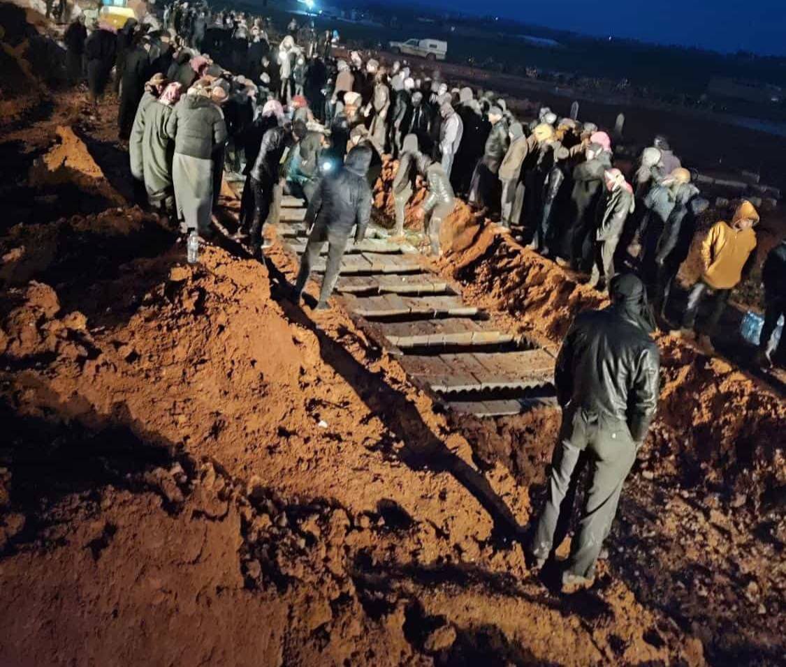 بلغ عدد ضحايا الزلزال المدمر التركي السوري ٦٠٠٠ شهيد حتى اللحظة.. ثلثهم في سوريا ومن خلال متابعتي عدد كبير ممن لقوا حتفهم في تركيا سوريون أيضاً رحمهم الله جميعاً وحبر مصاب أهلهم سوريون وأتراك .